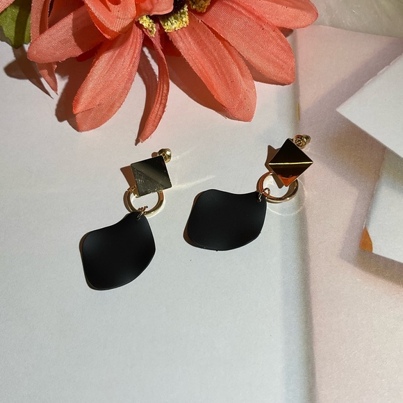 Black & Gold earrings - Picture 2 of 4